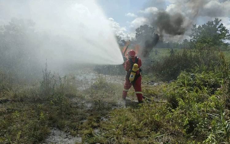Simulasi pemadaman kebakaran lahan di Palangka Raya, Kamis, 11 Mei 2023. (FOTO: BPBD)