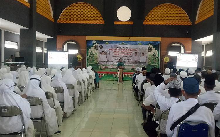 Kepala Kemenag Kotim Khairil Anwar saat menyampaikan sambutan pada pembukaan manasik haji tingkat kabupaten tahun 1444 Hijriah, di Islamic Center, Kamis, 11 Mei 2023. (FOTO: NISA)