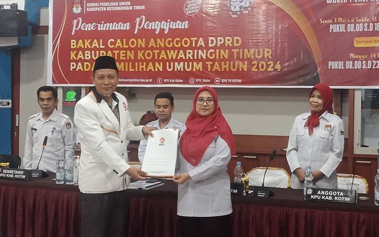 PKS Kotim menyerahkan kelengkapan berkas Bacaleg ke KPU Kabupaten Kotawaringin Timur, Kamis, 11 Mei 2023. (FOTO: DEWIP)