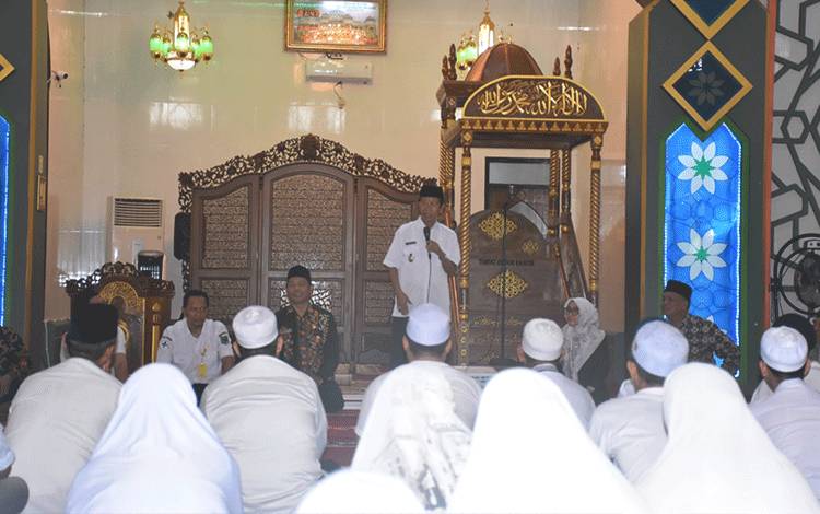 Plt Bupati Kapuas, HM Nafiah Ibnor saat berikan sambutan pada Manasik Haji Tingkat Kabupaten Kapuas tahun 2023. (FOTO: IST)