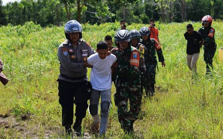 Simulasi penangkapan pelaku pembakar lahan di Palangka Raya. (FOTO: BPBD)