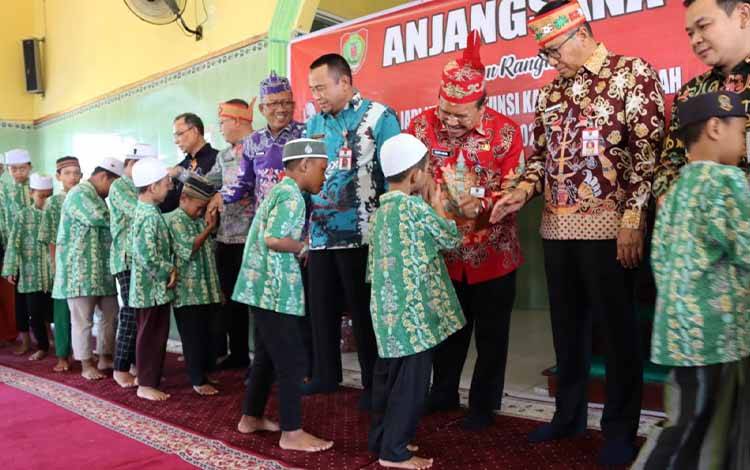 Sekretaris Daerah Provinsi Kalimantan Tengah H Nuryakin (batik merah) saat melakukan anjangsana di Lembaga Kesejahteraan Sosial Panti Asuhan Ayah Bunda. (FOTO: IST)