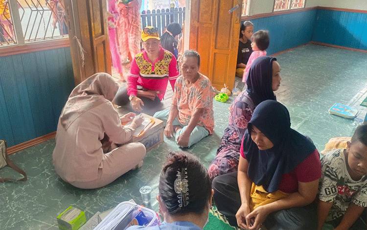 Lurah Langkai Sriwanti saat memantau pengecekan kondisi kesehatan masyarakat, Sabtu, 13 Mei 2023.(FOTO: PATHUR)