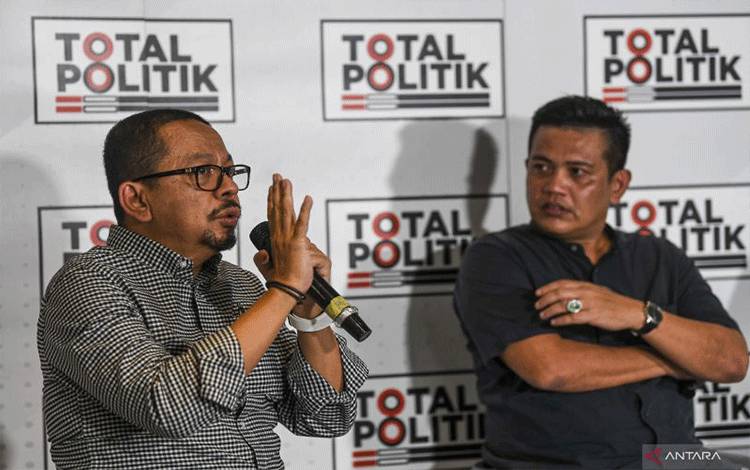 Direktur Eksekutif Indo Barometer M. Qodari (kiri) disaksikan Bendahara Umum Relawan Pro Jokowi (Projo) Panel Barus (kanan) saat menyampaikan pendapatnya saat mengikuti diskusi politik di Jakarta, Minggu (12/6/2022). Diskusi politik #Safari24 tersebut bertemakan 'Bangkit dari Kubur Jokowi 3 Periode'. ANTARA FOTO/M Risyal Hidayat