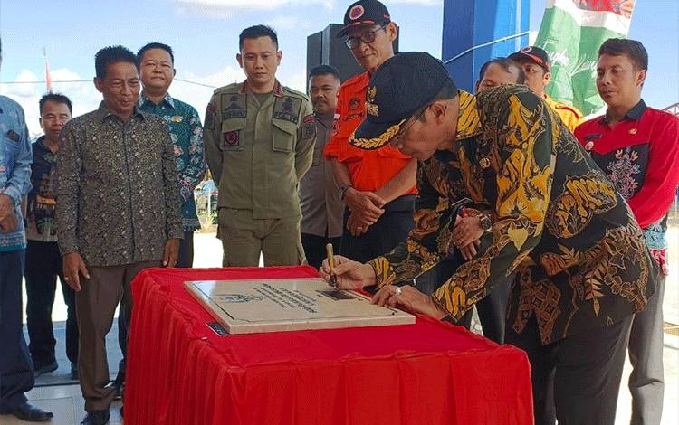 Bupati Murung Raya Perdie M.Yoseph saat menandatangani prasasti sebagai tanda telah diresmikannya kantor BPBD Murung Raya yang baru Kamis (11/5).