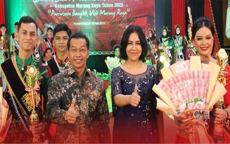 Bupati Mura bersama istri saat foto bersama para juara Bakah Bawe Murung Raya 2023.