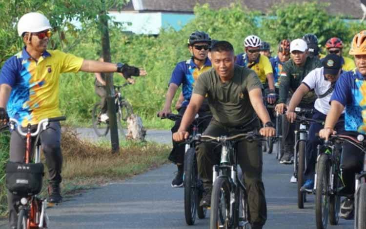 Kegiatan olahraga bersepeda bersama antara Kodim Kuala Kapuas dan Polres Kapuas serta Polres Pulpis, Minggu, 14 Mei 2023. (FOTO: IST)
