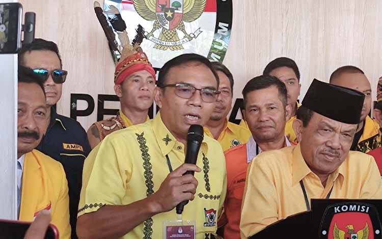 Sekjen DPD Partai Golkar, Suhartono Firdaus (tengah berkacamata)saat konferensi pers usai penyerahan berkas calon DPRD Kalteng Partai Golkar di KPU Kalteng, Minggu 14 Mei 2023. (FOTO: HERMAWAN)