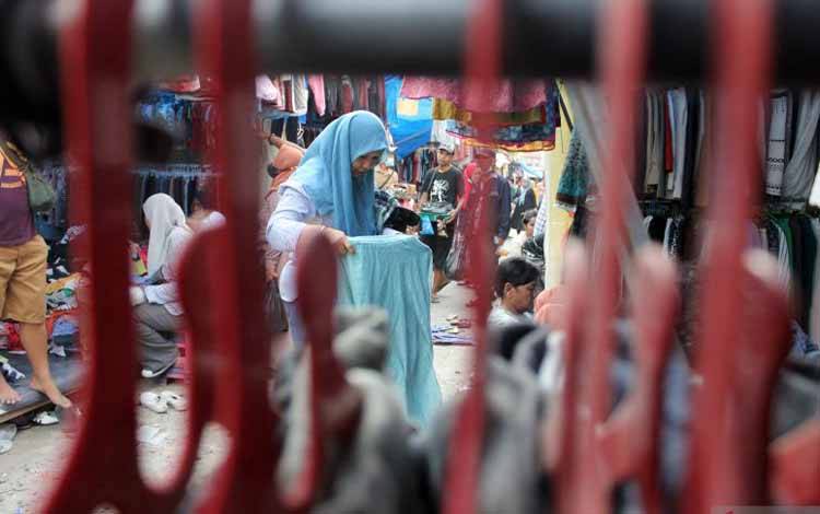 Calon pembeli memilih pakaian bekas impor di Pasar Sambu Medan, Kota Medan, Sumatera Utara, Senin (17/4/2023). ANTARA FOTO/Yudi/foc.