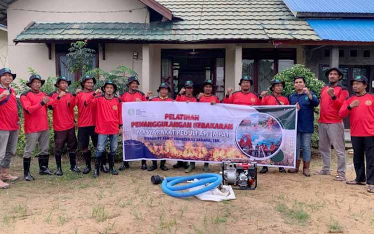 Penyerahan sarpras dalkarhutla dari PT SSMT Tbk - CBI Group kepada MPA Desa Talio Hulu dan Desa Tahai Jaya, Kabupaten Pulang Pisau.