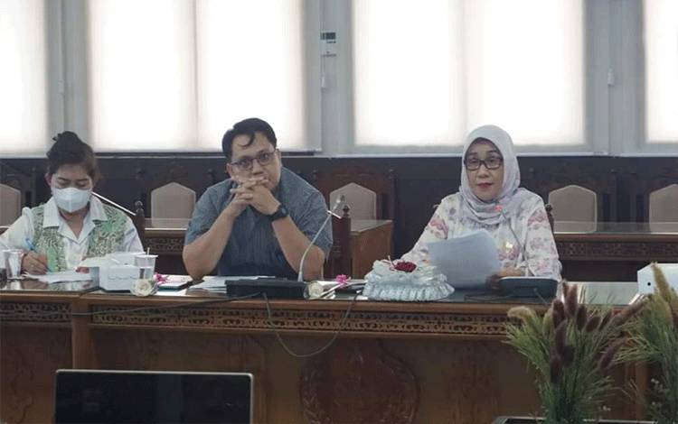Ketua Komisi III DPRD Provinsi Kalimantan Tengah Hj Siti Nafsiah (Kanan) (FOTO : DOKUMEN PRIBADI)