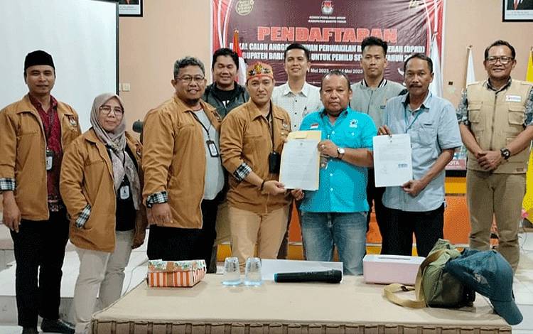 Ketua DPD Partai Gelora Indonesia Barito Timur menyerahkan berkas pendaftaran bacaleg ke KPU, Minggu, 14 Mei 2023. (FOTO: BOLE MALO)