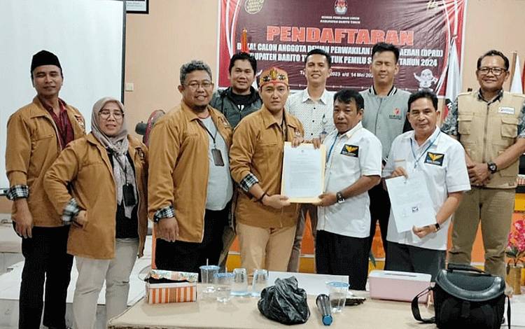 Pengurus DPC Partai Garuda Barito Timur menyerahkan berkas pendaftaran bacaleg ke KPU Barito Timur, Minggu 14 Mei 2023. (BOLE MALO)