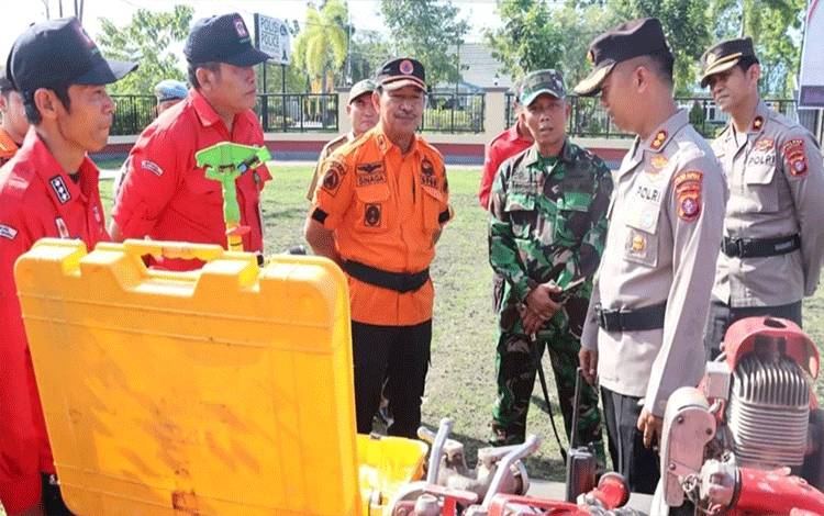 Pengecekan sarpras penanggulangan karhutla usai apel gelar pasukan di Polres Kapuas, Senin, 15 Mei 2023. (FOTO: IST)