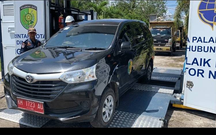 Dinas Perhubungan Kota Palangka Raya saat melakukan uji KIR kendaraan dinas milik Camat Bukit Batu (FOTO : DINAS PERHUBUNGAN KOTA PALANGKA RAYA)