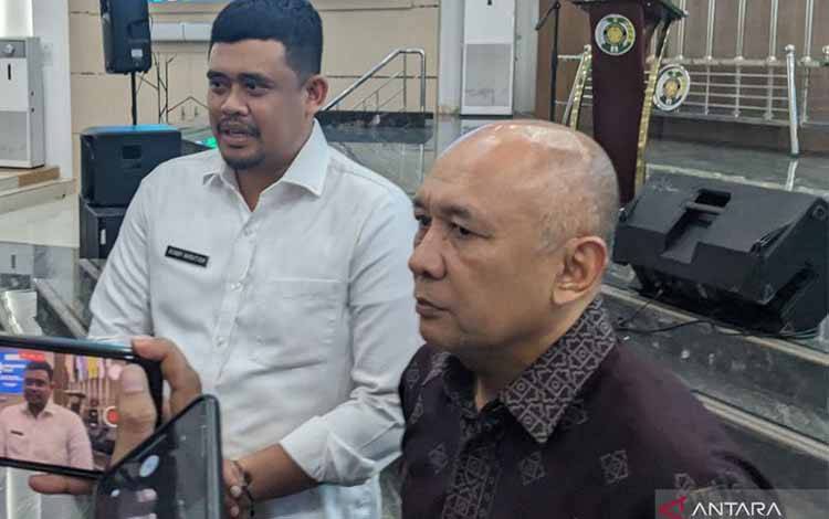 Menteri Koperasi dan UKM Teten Masduki (kanan) dan Wali Kota Medan Muhammad Bobby Afif Nasution memberikan pernyataan kepada pewarta di Universitas Sumatera Utara (USU), Medan, Senin (15/5/2023). (ANTARA/Michael Siahaan)
