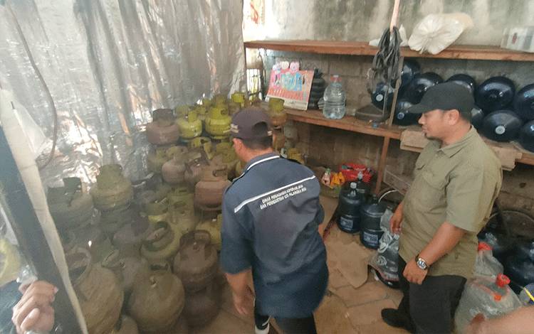 Sekretaris DPKUKMP Kota Palangka Raya Hadriansyah saat menghitung jumlah tabung kosong di pangkalan Zainal Arifin (FOTO : PATHUR)