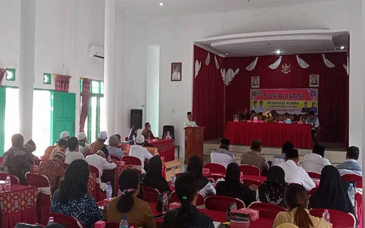 Pembukaan kegiatan moderasi beragama di aula kantor Desa Natai Sedawak pada Selasa, 16 Mei 2023. (FOTO:NORHASANAH)