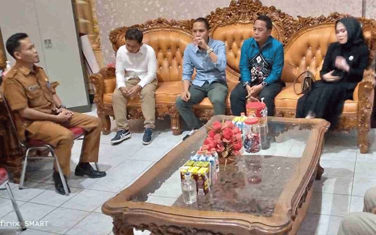 Kasubag Kepegawaian dan Tata Usaha Sekretariat DPRD Kabupaten Kapuas Achmad Noorhan menerima rombongan DPRD Hulu Sungai Selatan, Selasa, 16 Mei 2023. (FOTO: IST)