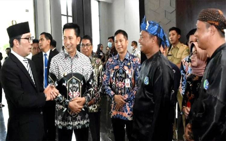 Bupati Barito Utara H Nadalsyah didampingi Sekda Drs Muhlis dan kepala perangkat daerah lainnya melakukan pertemuan dengan Gubernur Jawa Barat, Ridwan Kamil, di Hotel Pullman Bandung Grand Central, Senin, 15 Mei 2023. (Foto: Dhani)