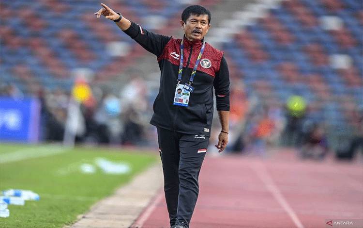 Pelatih Timnas Indonesia U-22 Indra Sjafri memberi instruksi kepada pemainnya saat bertanding melawan tim Vietnam pada pertandingan babak semifinal SEA Games 2023 di National Olympic Stadium, Phnom Penh, Kamboja, Sabtu (13/5/2023). ANTARA FOTO/Muhammad Adimaja/aww.