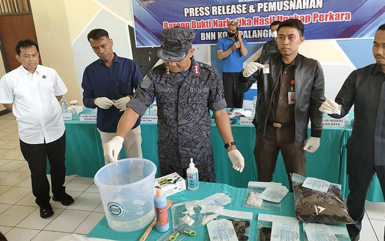Kepala BNNK Palangka Raya Kombes Pol I Wayan Korna saat memusnahkan barang bukti sabu seberat 48,7 gram (FOTO : PATHUR)