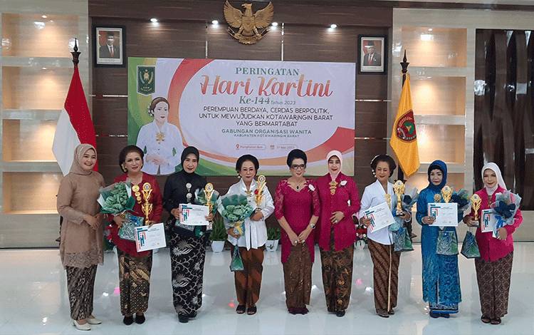 Ketua GOW Kobar Mersie Subahagio (tengah) Foto bersama usai menyerahkan hadiah pada pemenang lomba peringatan hari Kartini ke 144 tahun 2023. (FOTO : DANANG)