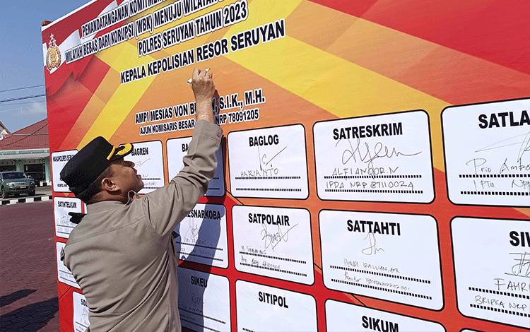 Kapolres Seruyan AKBP Ampi Mesias Von Bulow tandatangani  komitmen bersama  dalam membangun  Zona Integritas (ZI)  menuju  Wilayah Birokrasi Bersih Melayani (WBBM) tahun 2023 (Foto : FAHRUL)