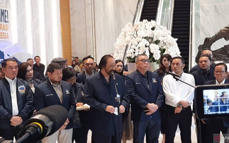 Ketua Umum (Ketum) Partai NasDem Surya Paloh dan jajaran partainya dalam konferensi pers di NasDem Tower, Jakarta Pusat, Rabu (17/5/2023). (ANTARA/Fath Putra Mulya)