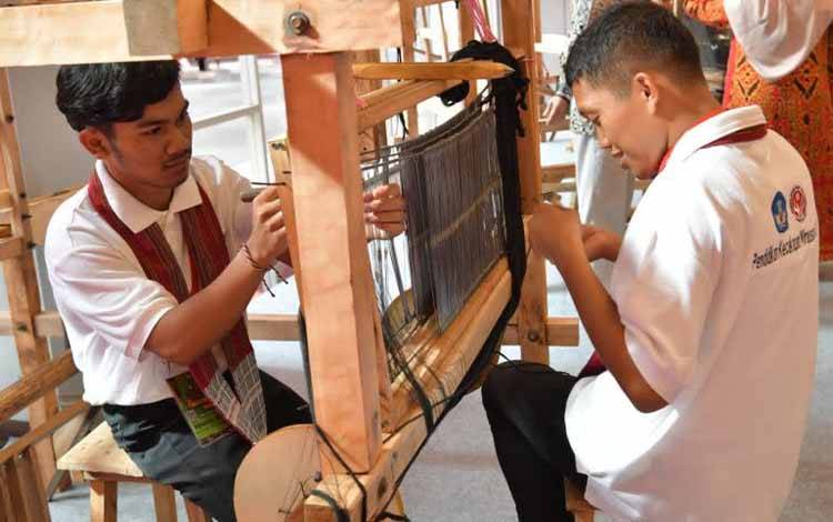 Pelatihan Pendidikan Kecakapan Wirausaha (PKW) Tekun Tenun dan Kriya dalam HUT ke-43 Dekranas di Medan, Sumatera Utara, Selasa (16/5/2023). (ANTARA/HO-Kemendikbudristek)