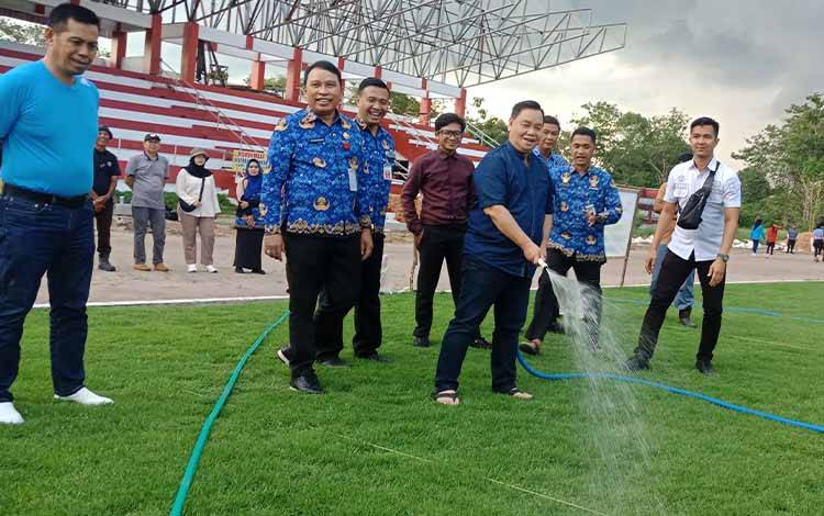 Bupati Kotawaringin Timur Halikinnor meninjau lapangan sepak bola di Stadion 29 November, Rabu, 17 Mei 2023. (FOTO: DEWIP)