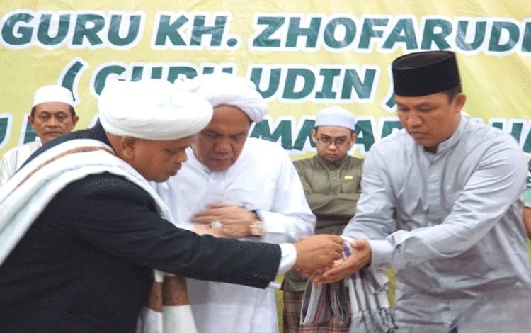 Bupati Lamandau Hendra Lesmana saat menghadiri acara peringatan Haul Ke 217 Syekh Muhammad Arsyad A Banjari bersama Tuan Guru KH Zhofaruddin (Guru Udin). (FOTO : HENDI NURFALAH)