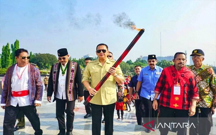 Ketua MPR RI Bambang Soesatyo usai menyalakan Obor Pattimura dalam upacara HUT ke-206 Pahlawan Nasional Pattimura di Taman Makam Pahlawan Kalibata, Jakarta, Rabu (17/5/23). (ANTARA/HO-Humas MPR RI)