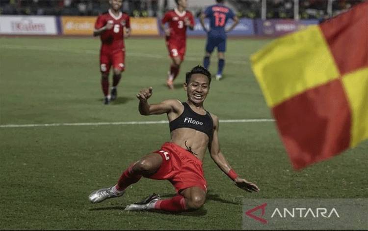 Pesepak bola Timnas Indonesia U-22 Beckham Putra Nugraha berselebrasi usai mencetak gol ke gawang Thailand pada pertandingan final sepak bola SEA Games 2023 di National Olympic Stadium, Phnom Penh, Kamboja, Selasa (16/5/2023). (ANTARA FOTO/Muhammad Adimaja)