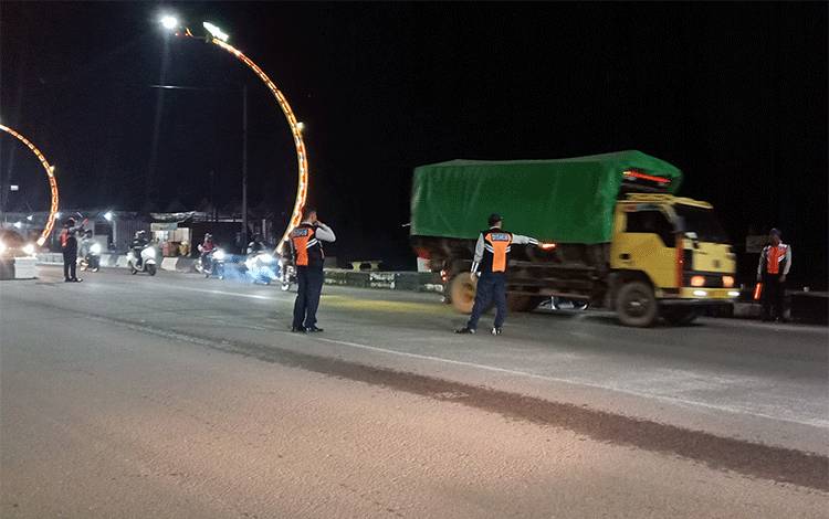 Dinas Perhubungan Kabupaten Kotawaringin Timur melakukan patroli angkutan berat di Terowongan Nur Mentaya. (FOTO: DEWIP)