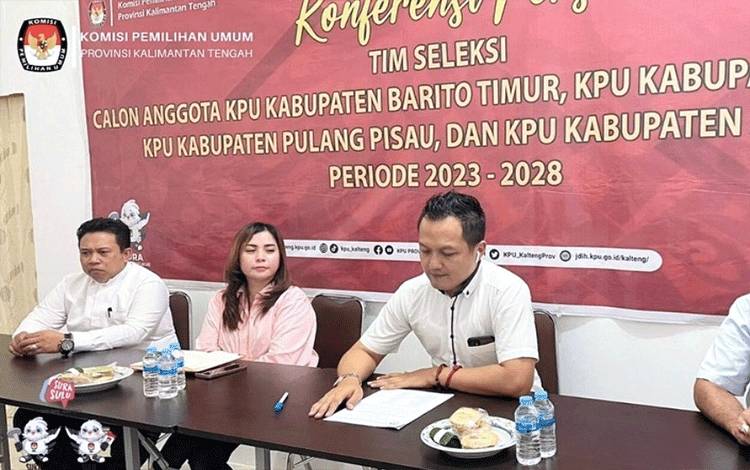 Konferensi pers timsel calon anggota KPU Gelombang 4 Kalteng di Sekretariat Timsel, Kamis 18 Mei 2023. (FOTO: HERMAWAN)