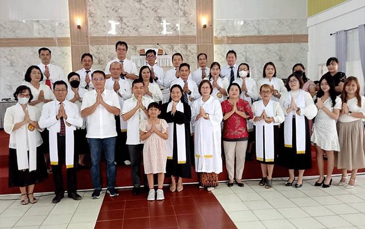 Foto bersama usai ibadah peringatan kenaikan Isa Almasih di Gereja Palanungkai Tamiang Layang, Kamis, 18 Mei 2023. (FOTO: IST)