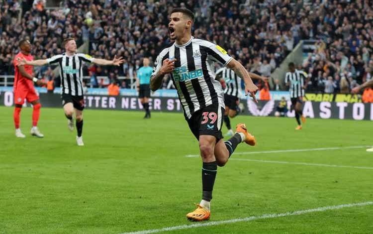 Selebrasi Bruno Guimaraes setelah mencetak gol keempat Newcastle United dalam pertandingan Liga Premier Inggris di St James Park pada 19 Mei 2023. Reuters/LEE SMITH