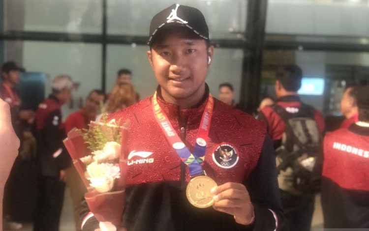 Atlet voli pantai putra Indonesia Mohammad Ashfiya saat berpose bersama medali emasnya di SEA Games 2023 Kamboja. (ANTARA/Zaro Ezza Syachniar)