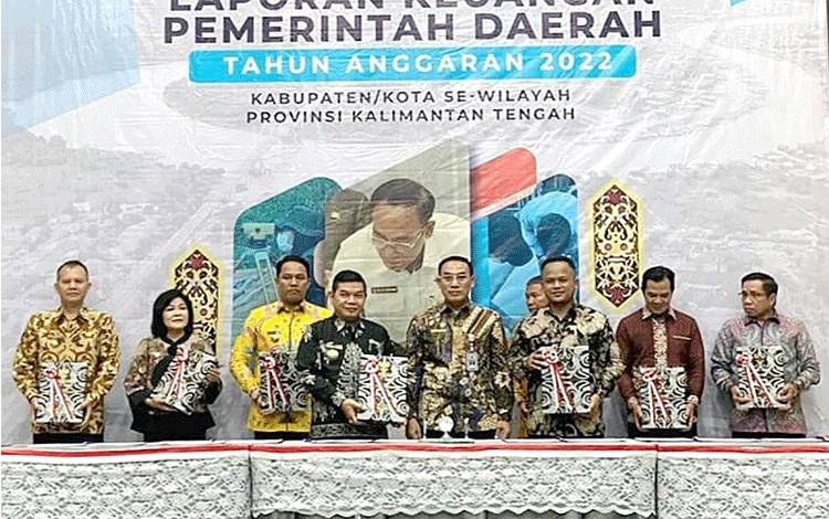Bupati Barito Timur Ampera AY Mebas menerima LHP dari BPK RI Perwakilan Kalteng dengan opini WTP, Jumat, 19 Mei 2023. (FOTO: IST)