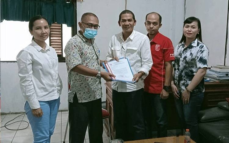Pengurus DPK PKP Barito Timur saat menyerahkan surat pengantar dokumen PAW 3 anggota DPRD Barito Timur periode 2019-2024 ke Sekretariat DPRD, Jumat, 19 Mei 2023. (FOTO: BOLE MALO)