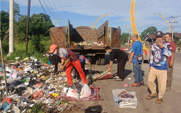 Pemerintah Kecamatan Baamang bersama DLH Kotim bekerja bakti membersihkan lahan kosong Terowongan Nur Mentaya. (FOTO: DEWIP)