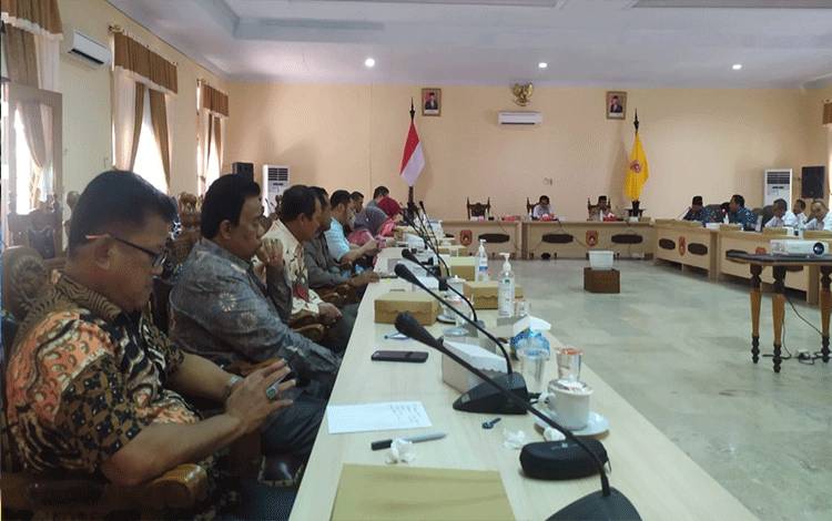 Suasana rapat anggota DPRD Kobar bersama KONI Kobar dan Pemkab Kobar membahas anggaran untuk ikuti Porprov Kalteng. (FOTO : ISTIMEWA)