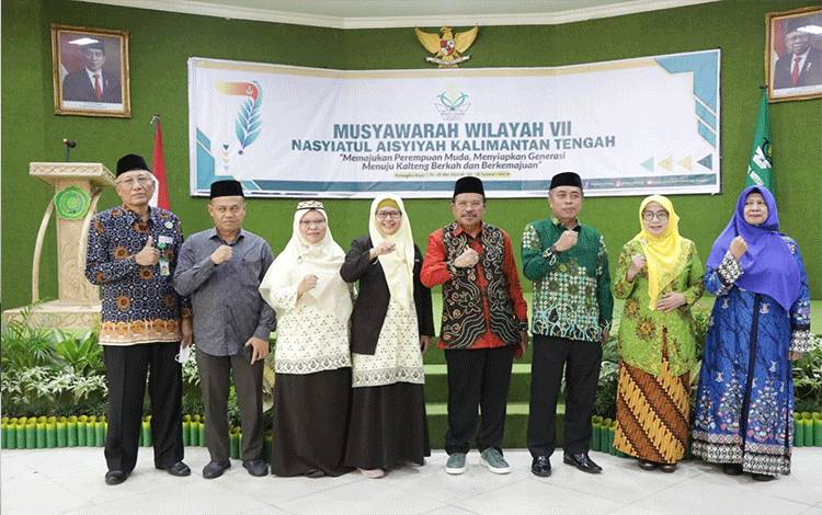 Sekretaris Daerah (Sekda) Kalimantan Tengah (Kalteng), Nuryakin foto bersama dalam kegiatan Muswil Nasyiatul Aisiyah di Muhammadiyah Palangka Raya, Jumat 19 Mei 2023. (FOTO: IST)