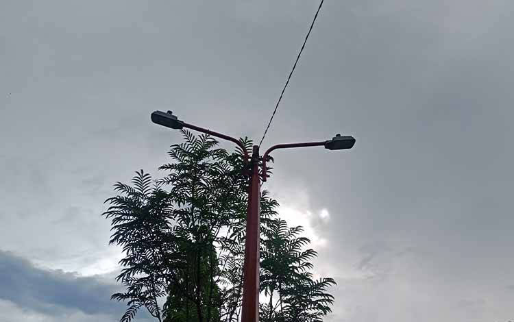 Lampu Penerangan Jalan Umum di Jalan A Yani, Sampit. (FOTO: DEWIP)