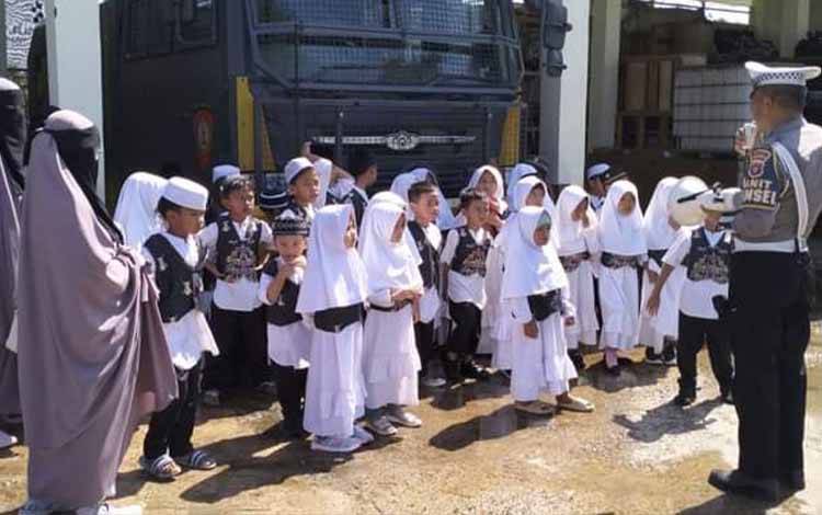 Satlantas Polres Pulang Pisau saat memberikan materi terkait dengan tugas dan fungsi Polisi sebagai pengayom dan pelindung Masyarakat kepada murid TK Ahlul Quran. (FOTO: IST)