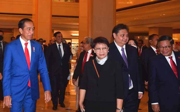 Presiden RI Joko Widodo (kiri) didampingi sejumlah menteri saat tiba di hotel tempat bermalam di Hiroshima, Jepang, Jumat (19/5/2023). (ANTARA/HO-Biro Pers Sekretariat Presiden RI)