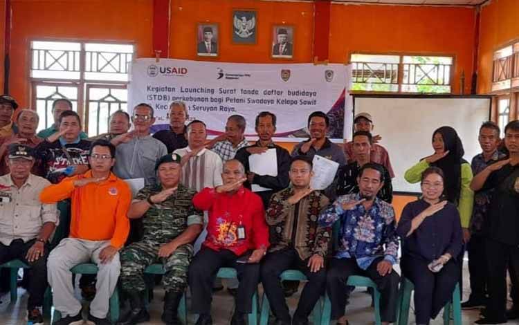 Kepala Dinas Ketahanan Pangan dan Pertanian Seruyan, Albidinnor saat foto bersama pada kegiatan penyerahan STDB di Kecamatan Seruyan Raya. (FOTO: IST)