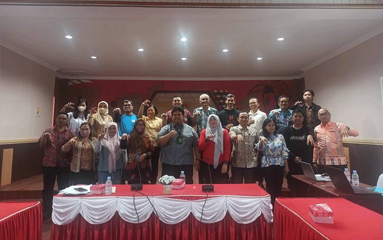 Foto bersama dalam kegiatan rapat Kelompok Kerja Mangrove Daerah (KKMD) Provinsi Kalimantan Tengah di Aula Dislutkan Kalteng pekan ini. (FOTO: IST)