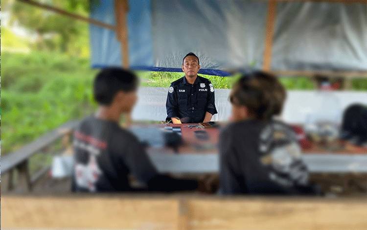 HH dan By saat dimediasi oleh Ketua Tim Virtual Police Bidang Humas Polda Kalteng Ipda H Shamsuddin (FOTO : HUMAS POLDA KALTENG)